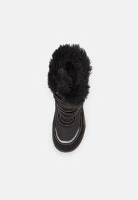 Zwarte winterlaarzen met nepbontafwerking, gevoerd textiel bovenwerk en contrasterende witte stiksels. Ronde neus en rubberen zool.