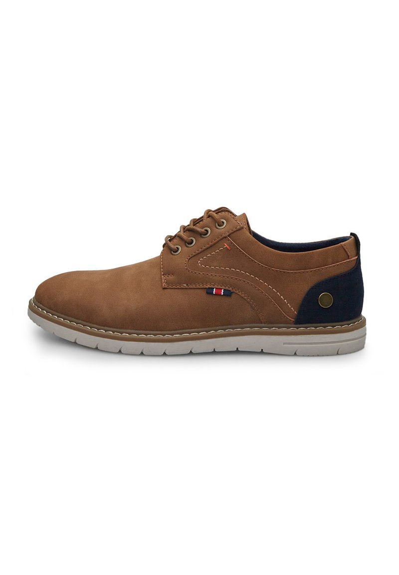 Pantofi din suede maro cu sireturi, accent pe toc de culoare albastru marin, talpă din cauciuc alb și cusături decorative pe laturi.