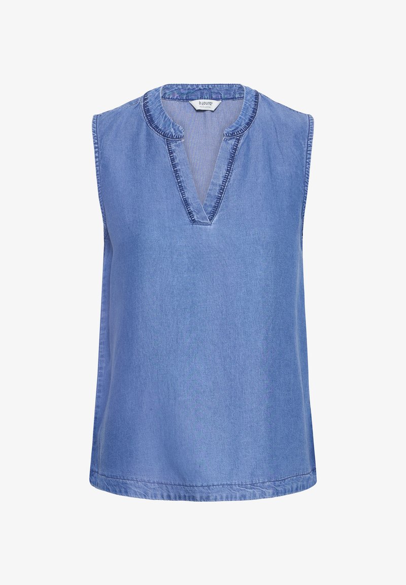 Haut sans manches en denim bleu clair avec col rond et fente en V, présentant des surpiqûres foncées le long de l'encolure et des emmanchures.