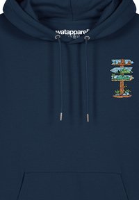 Marineblaue Kapuzenjacke mit Fronttasche, Kordelzügen und einem mehrfarbigen Grafikdesign eines Holzwegweisers mit Naturszenen auf der Brust.