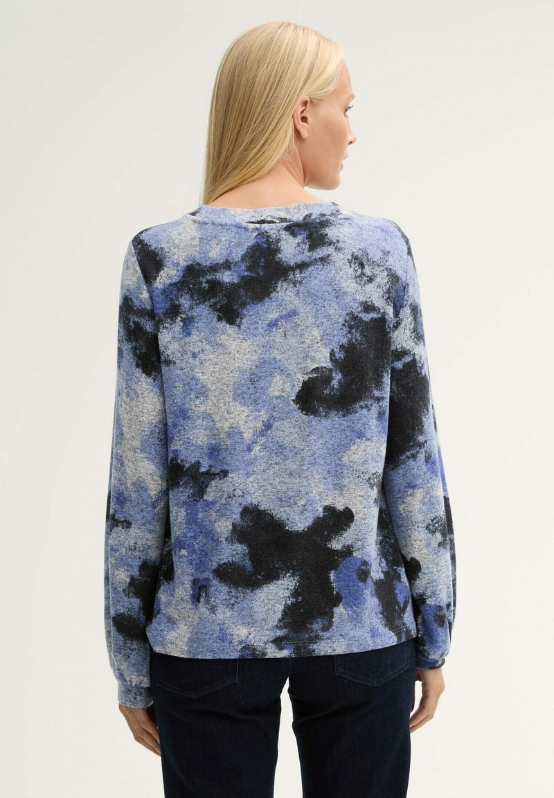 Blauer und grauer gemusterter Pullover mit rundem Halsausschnitt und langen Ärmeln, der eine strukturierte Strickware und dunklere abstrakte Akzente aufweist.