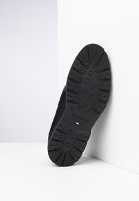 Suola in gomma nera con un pattern testurizzato e grip circolari. Inclusi il marchio "NeroGiardini" e l'insegna "Made in Italy".