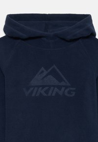 Tamsiai mėlynas fliso džemperis su šonkauliuoto kalno logotipu ir žodžiu "VIKING" toniniu spausdinimu, su klasikinėmis virvėmis ant gaubto.