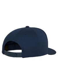 Sötétkék snapback sapka lapos karimával, textil struktúrával és állítható pánttal. Hímzett mintázattal és hátsó szellőzőlyukakkal rendelkezik.
