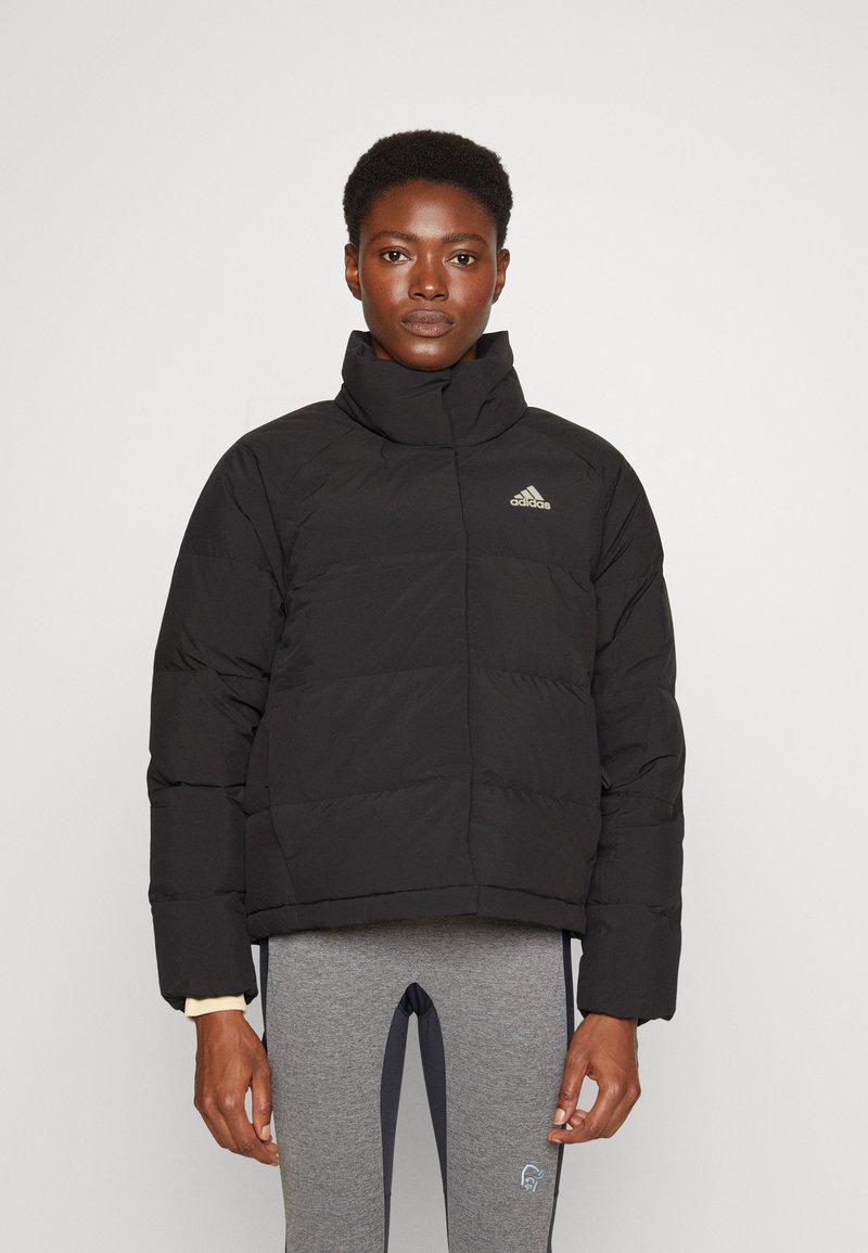 Czarna kurtka puchowa z wysokim kołnierzem, z pikowanym wzorem i haftowanym logo na lewym boku klatki piersiowej.