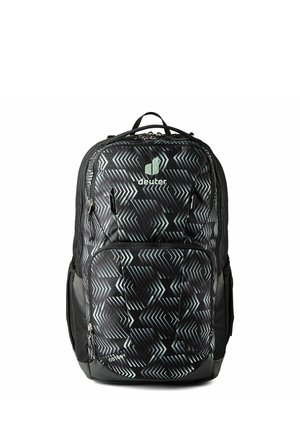 Zaino nero Deuter con motivi geometrici a freccia azzurri, tasca frontale con cerniera, tasche laterali in rete e maniglia superiore.