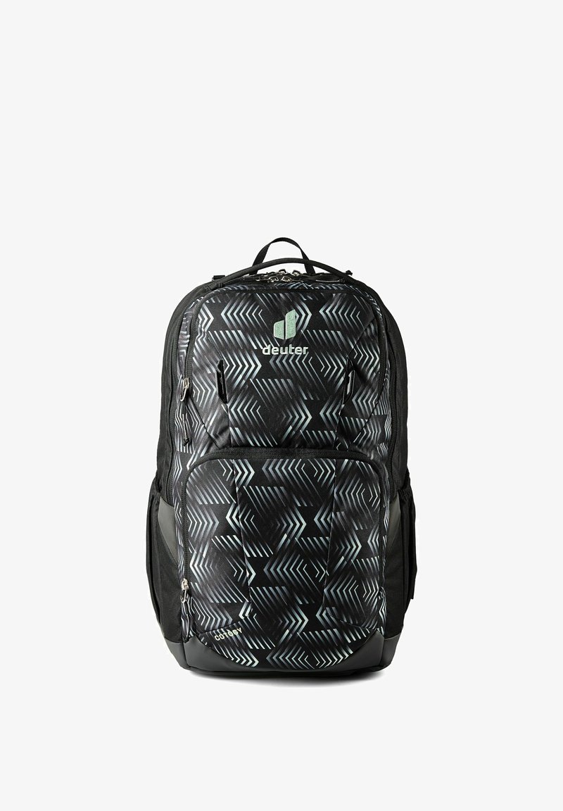 Sac à dos noir Deuter avec motifs géométriques flèches bleu clair, poche avant zippée, poches latérales en mesh et poignée de transport supérieure.
