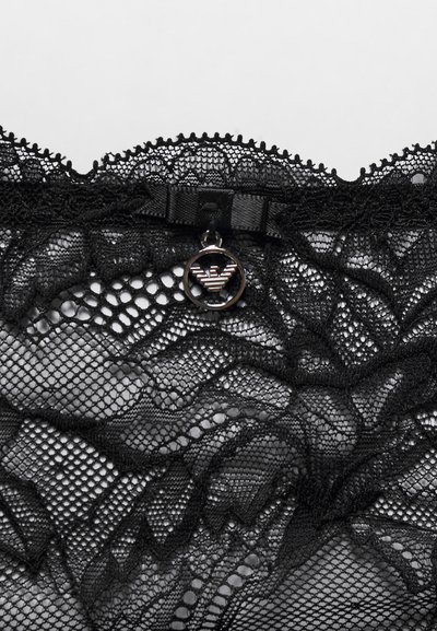 Zwarte kant lingerie met bloempatronen, gegolfde randen en een klein strikje met een metalen logo hanger in het midden.