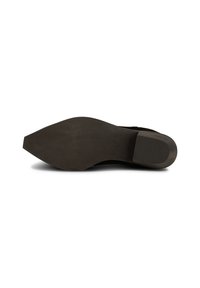 Suela de zapato negra con diseño de punta afilada, fabricada en goma texturizada con un talón liso. Estilo minimalista sin patrones visibles.