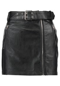 Falda de cuero negro con cintura ceñida por un cinturón, dos bolsillos laterales con cremallera y una textura suave. Diseño minimalista con detalles de metal plateado.