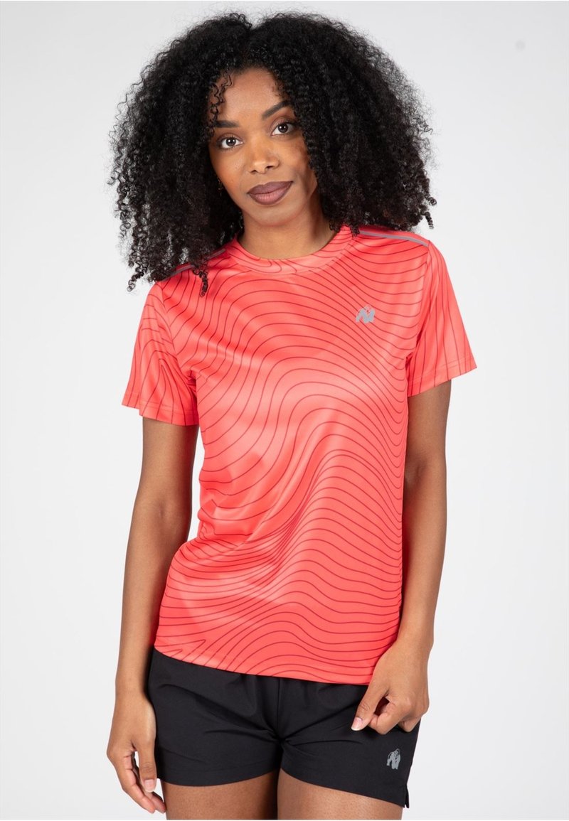 Rode sportieve T-shirt met golfpatroon, korte mouwen, ronde hals en glans op de stof. Gecombineerd met zwarte shorts met een logo.