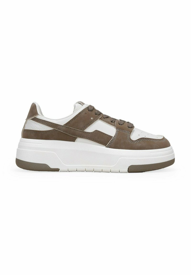 Sneaker marrone e bianco con tomaia in pelle liscia, colletto imbottito, lacci piatti, suola bianca chunky e sottili accenti laterali.