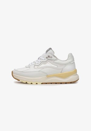 Hvide sneakers med en struktureret læderoverdel, mesh-tunge og en gummisål med et lys gult accent i mellemsålen. Elastiske snørebånd inkluderet.