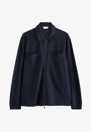 Giacca blu navy con cerniera, realizzata in tessuto strutturato, con scollo a collo e due tasche frontali. Design minimalista con maniche lunghe.
