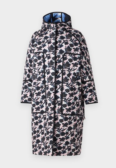 Κουβέρτα παλτό με λουλουδάτο μοτίβο σε μαύρο, ροζ και μπλε. Διαθέτει ψηλό γιακά, μακριά μανίκια και δύο πλαϊνές τσέπες περιγεγραμμένες σε μαύρο.