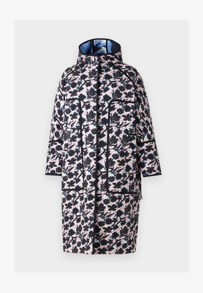 Pildīta jaka ar ziedu rakstu melnā, rozā un zilā krāsā. Iespējojama augsta apkakle, garas piedurknes un divas sānu kabatas ar melnu kontūru.