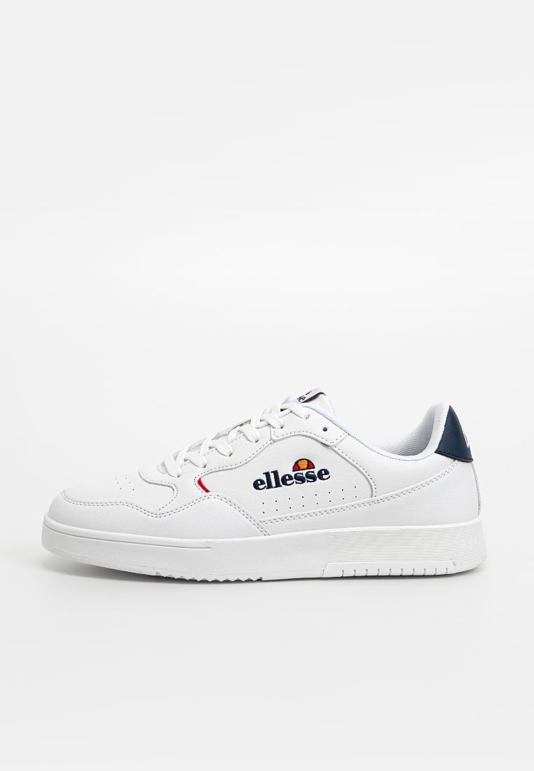 Weiße Sneakers mit strukturiertem synthetischen Obermaterial, runder Zehenform und Schnürdesign. Verfügt über navyfarbene Akzente an der Ferse und ein rotes sowie blaues Logo an der Seite.