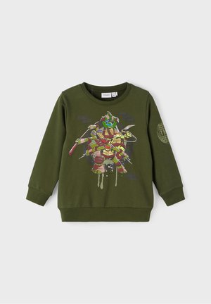 Sudadera verde de manga larga para niños con cuatro Tortugas Ninja en poses de acción en el frente y un emblema circular en la manga.