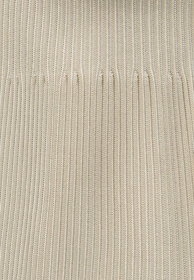 Gros plan sur un tissu beige côtelé avec cinq empreintes de doigts verticales en relief, espacées de manière égale à travers la surface.