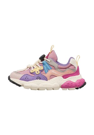Masywne wielokolorowe sneakersy z różowymi, fioletowymi, beżowymi i niebieskimi akcentami, grubą białą podeszwą i ozdobnymi pętelkami na pięcie i języku.