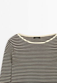 Zwart-wit horizontaal gestreept gebreid topje met ronde halslijn en lange mouwen, label "Massimo Dutti" aan de binnenkant van de hals.