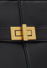 Gina Tricot LONG STRAP BAG - Saco de mão - black