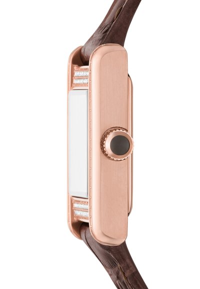 Růžově zlatý obdélníkový smartwatch s digitálním displejem, hnědým koženým páskem a kulatým bočním tlačítkem, zobrazený z boku.