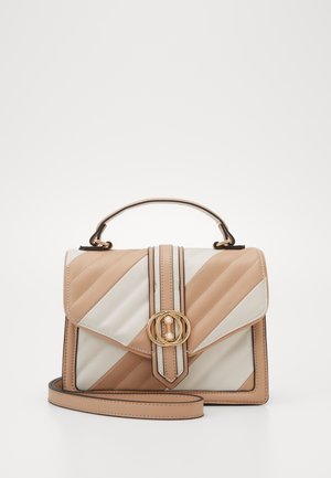 Petit sac à main beige et blanc à rayures diagonales, avec poignée supérieure, bandoulière amovible et fermoir circulaire doré avec deux détails en perles.