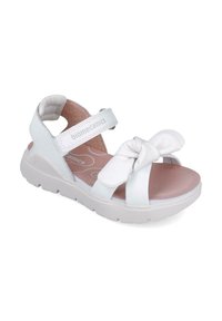 Sandalia blanca con detalle de lazo anudado, correa ajustable y plantilla acolchada; fabricada con material sintético con un acabado texturizado.