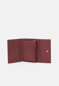 Coccinelle METALLIC SOFT - Portafoglio - bordeaux