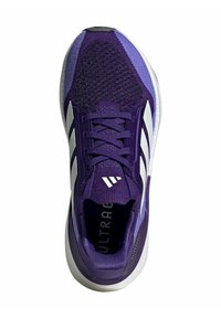 Lila Sport Schuh mit einem Mesh-Obermaterial, ausgestattet mit einem weißen Drei-Streifen-Design, strukturierten Schnürsenkeln und einer schwarzen Heel-Tab. Leichte Sohle.