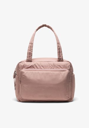 Sac fourre-tout en nylon rose avec design matelassé, double poignées, poche zippée à l'avant et détails du logo ; forme compacte adaptée à un usage quotidien.