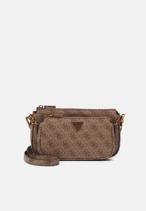 Hnědá kabelka přes rameno s vzorem, zipovými uzávěry, kováním ve zlaté barvě a trojúhelníkovým logem. Má odnímatelný popruh a texturovanou látku.