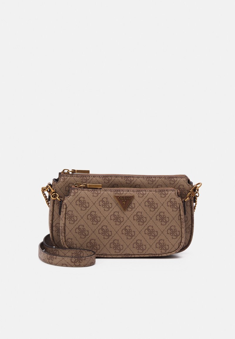 Brązowa torebka na ramię z wzorem, zamykana na zamek, ze złotym okuciami i trójkątnym logo. Posiada odpinany pasek i teksturowaną tkaninę.