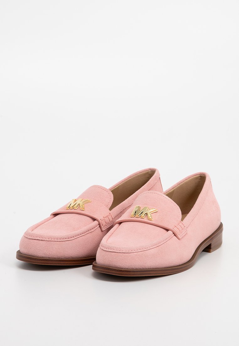 Rosa Wildleder-L brogues mit niedrigem braunem Absatz, ausgestattet mit gestickten Details und einem goldenen "MK"-Logo auf der Vorderseite. Glatte Textur.