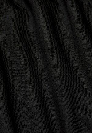 Schwarzer Stoff mit subtiler diagonaler Rippstruktur und kleinen erhabenen Punkten, zeigt sanfte Falten und leichte Schatten.