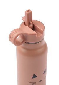 Butelka na wodę ze stali nierdzewnej w kolorze różowym, z wzorem twarzy kota, wyposażona w pokrywkę z otwieranym zamknięciem i silikonową rączkę do przenoszenia. Gładka, matowa faktura.