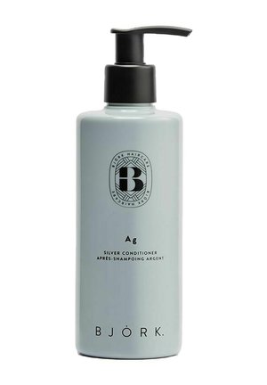 Høj, lysegrå pumpeflaske mærket Björk Silver Conditioner med sort logo og tekst, designet til håropbevaring.