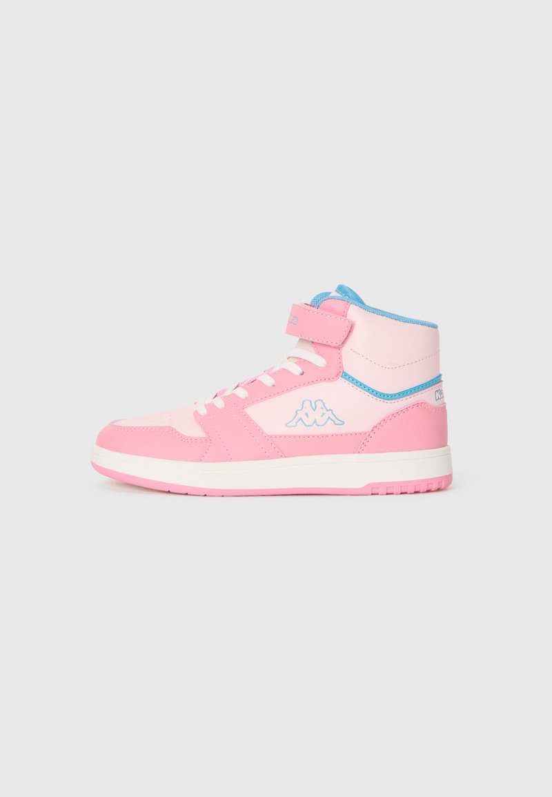 Barnas høyhælte sneakers i pastell rosa og blå med hvite lisser, en Borrelås-rem og merkevarelogo på siden.