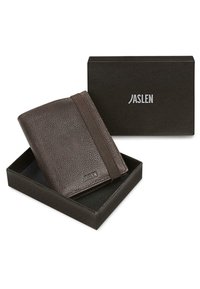 Cartera de cuero marrón oscuro con una superficie texturizada, que presenta un diseño delgado y una banda elástica, colocada en una caja negra etiquetada "JASLEN."