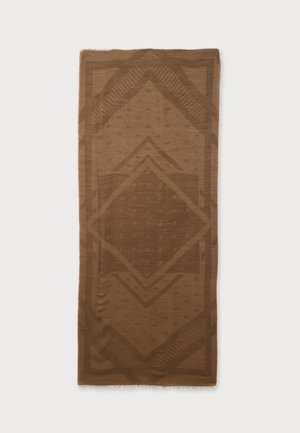 Rektangulært brunt tekstil med geometriske mønstre og gentagne "W" bogstaver vævet ind i stoffet, kanterne er let frynsete.
