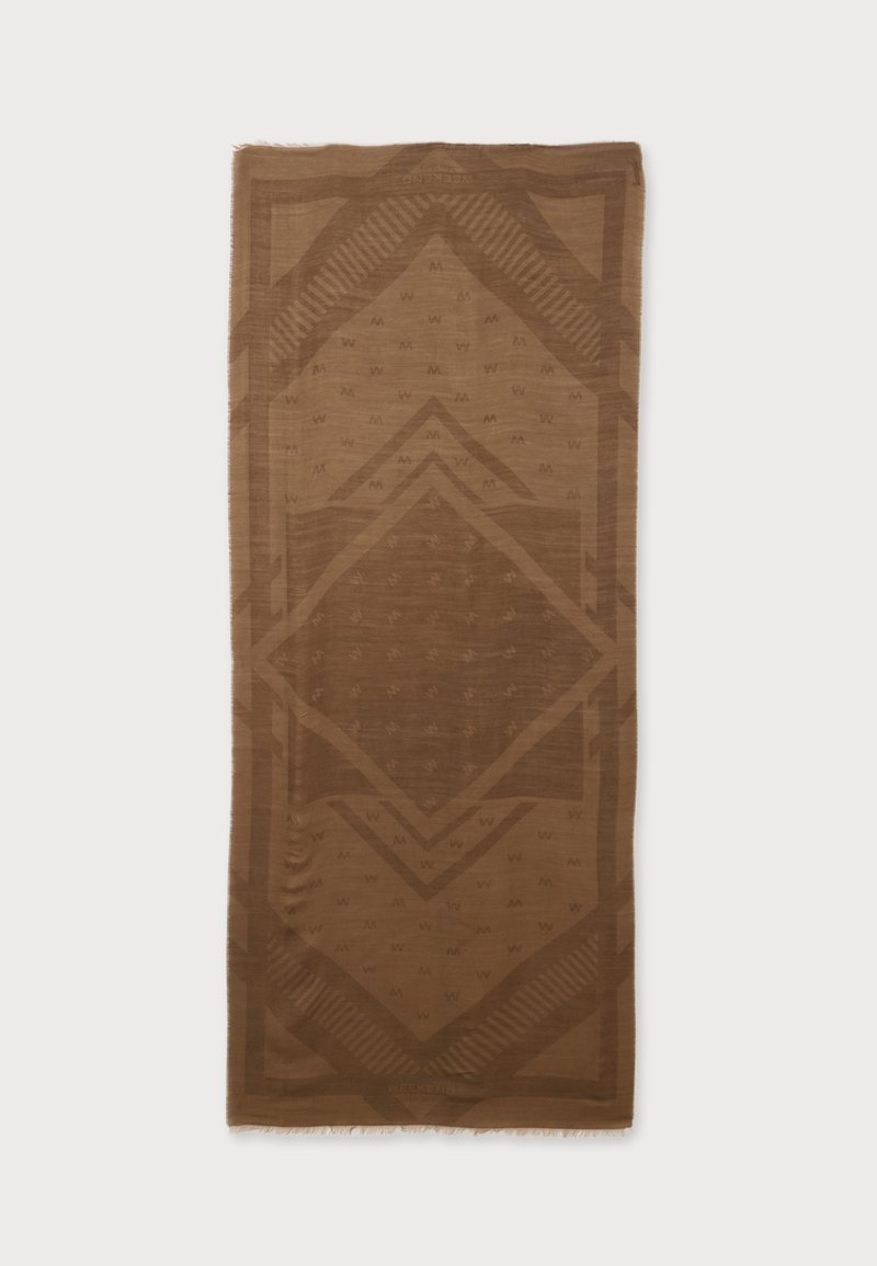 Textile rectangulaire marron avec des motifs géométriques et des lettres "W" répétées tissées dans le tissu, bords légèrement effilochés.