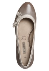 Ljusbruna läderskor med platt sula och glänsande tå, beige detaljer, en liten rosett på sidan, samt en mjuk innersula med märket "äkta läder".
