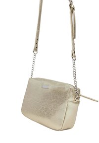 Bolso de hombro de imitación cuero dorado con forma rectangular, cadena como asa y un acabado texturizado; detalles en metal plateado y una etiqueta decorativa.