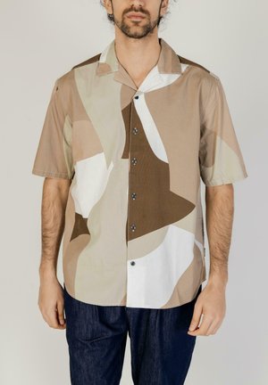 Camicia a maniche corte con bottoni, caratterizzata da macchie astratte beige e bianche, realizzata in un tessuto leggero con una vestibilità comoda e colletto.