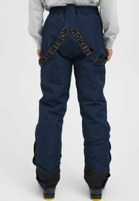 Pantalone za skijanje u mornarsko plavoj boji sa crnim podesivim trakama. Materijal izgleda glatko, s suženim nogavicama i pojačanim crnim detaljima na rubovima.