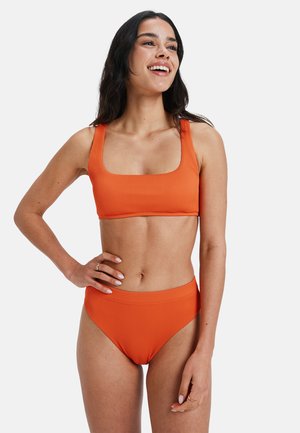 Oranje geribbeld bikini set met een top met vierkant decolleté en brede bandjes, en een hooggeplaatste onderkant. Gladde, rekbare textuur.