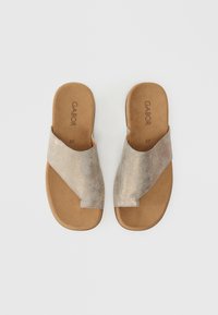 Σανδάλια slide σε μεταλλικό ασημί και μπεζ, με ευρύ σχεδιασμό ιμάντα που διασταυρώνεται, μαλακό πέλμα και λεία, υφή επιφάνεια.