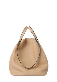 Bolso hobo de cuero color canela con textura granulada, que presenta dos asas curvas y herrajes dorados, mostrando un diseño minimalista.