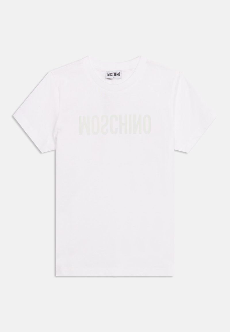 Λευκό κοντομάνικο t-shirt Moschino με διακριτικό ανοιχτό γκρι λογότυπο στο στήθος και ορατή ετικέτα της μάρκας μέσα στον γιακά.